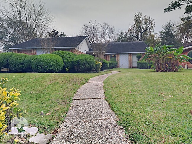 Building Photo - 2030 Lexington Woods Dr