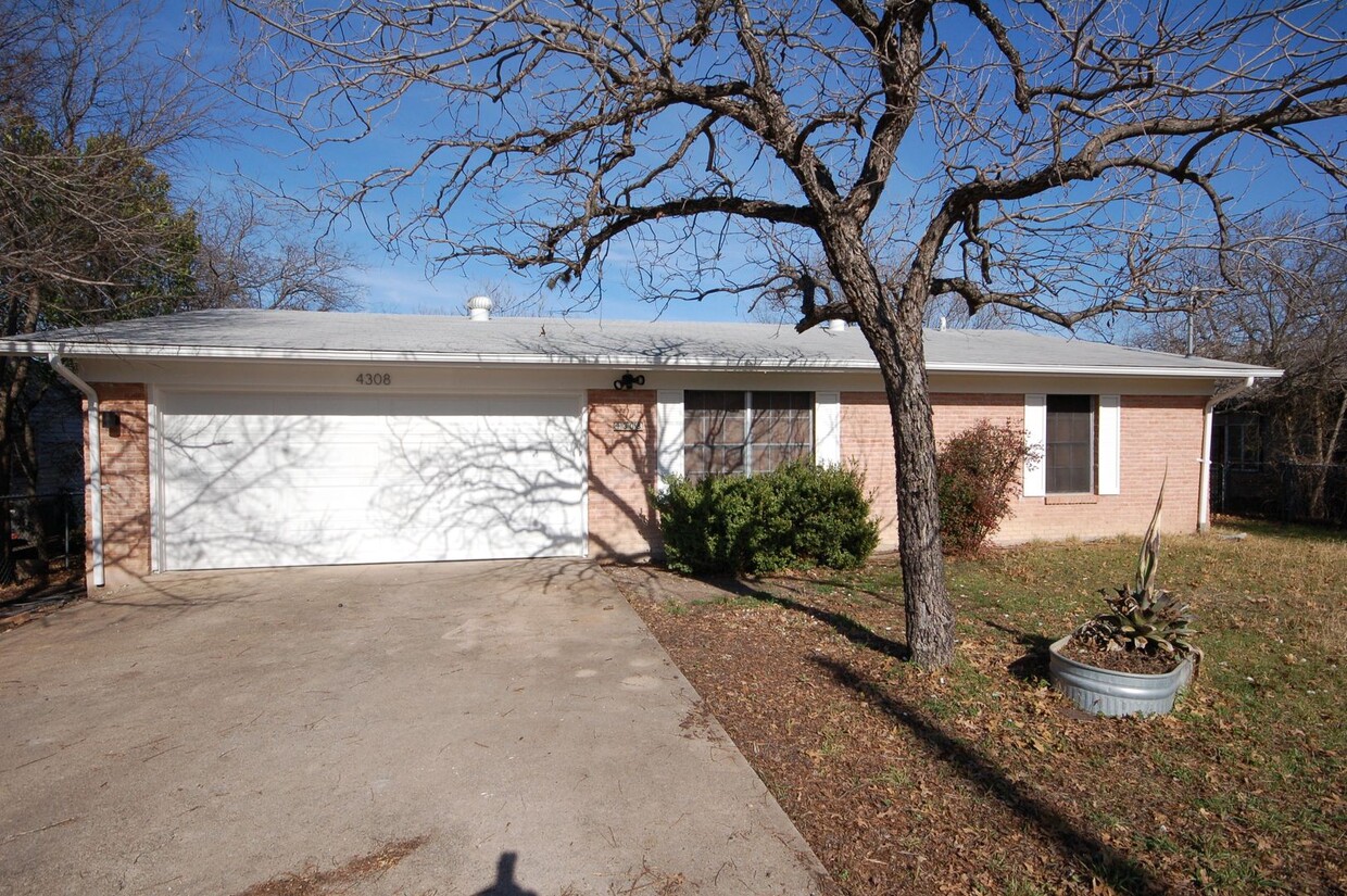 Primary Photo - Amazing 2 Bed home Across street from Muel...