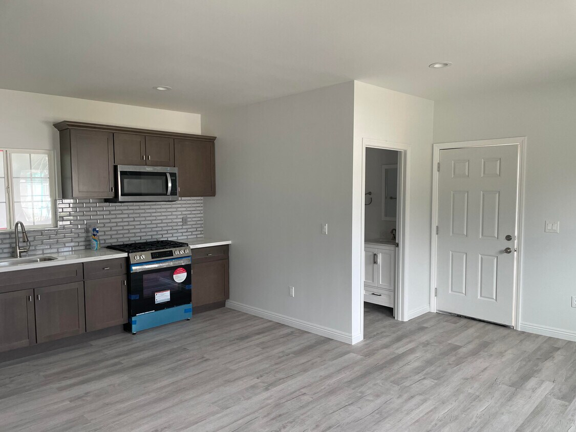 Foto principal - 10429 De Soto Ave