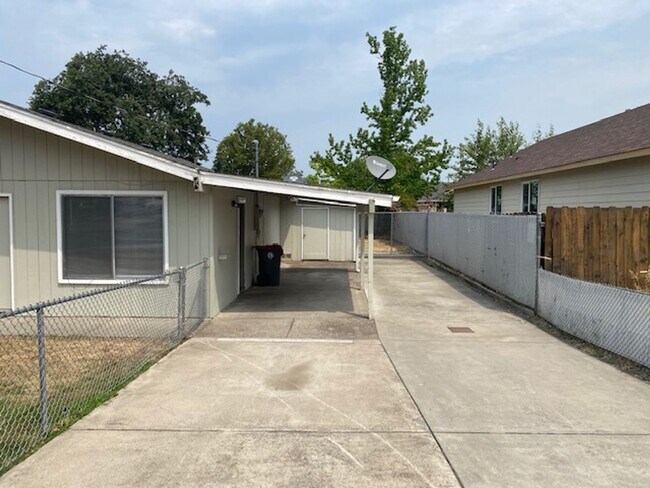 Building Photo - Single Level 2 Bedroom House with Huge Fen...