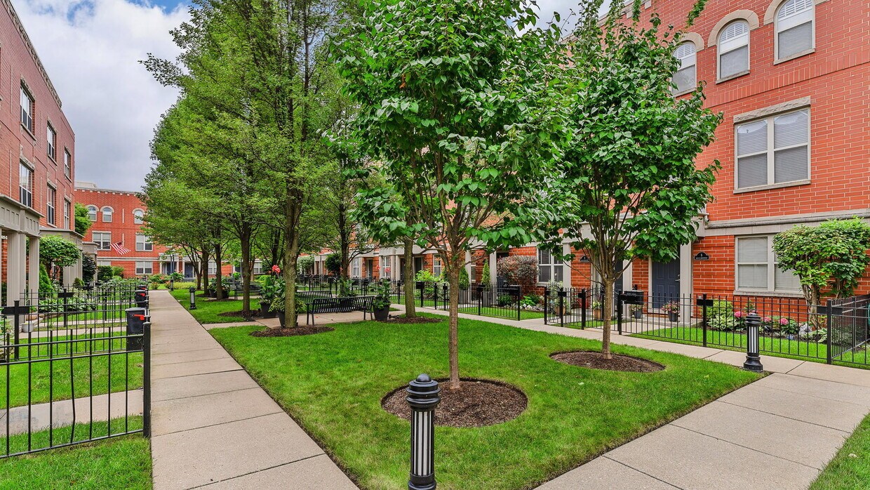 Primary Photo - 4646 N Greenview Ave