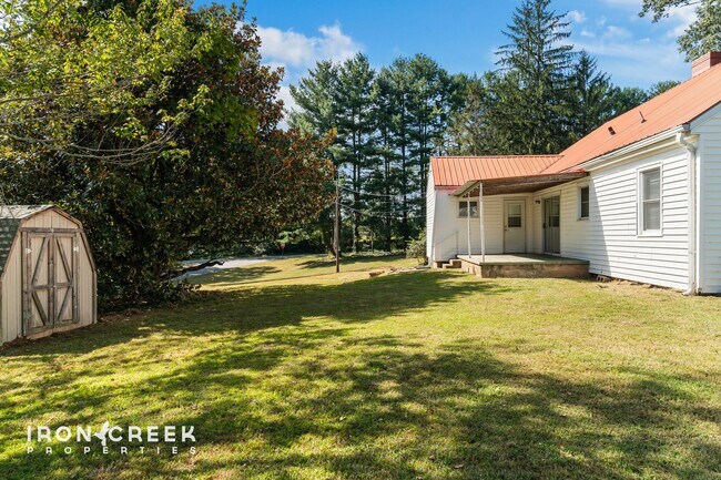 Building Photo - Three-Bedroom on Stunning Lot with Detache...