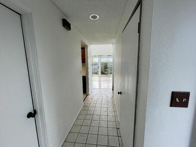 Building Photo - HOKULOA 2/1.5/2 W/D, enclosed yard, pool