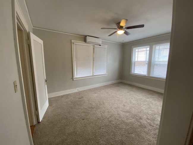 Interior Photo - Austin St (1414)