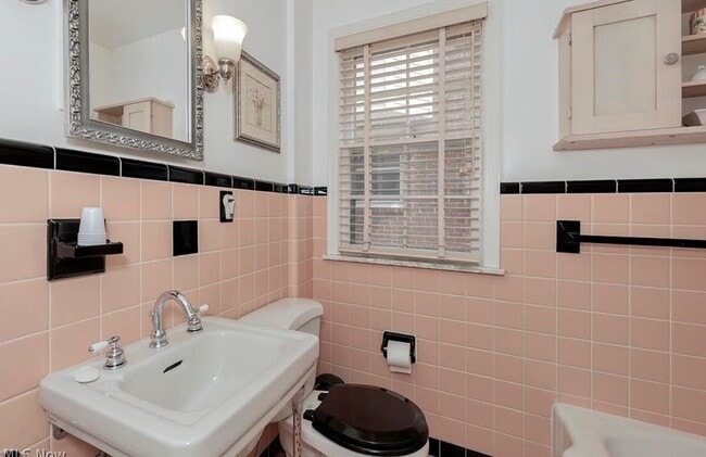 Building Photo - 13582 Cedar Rd