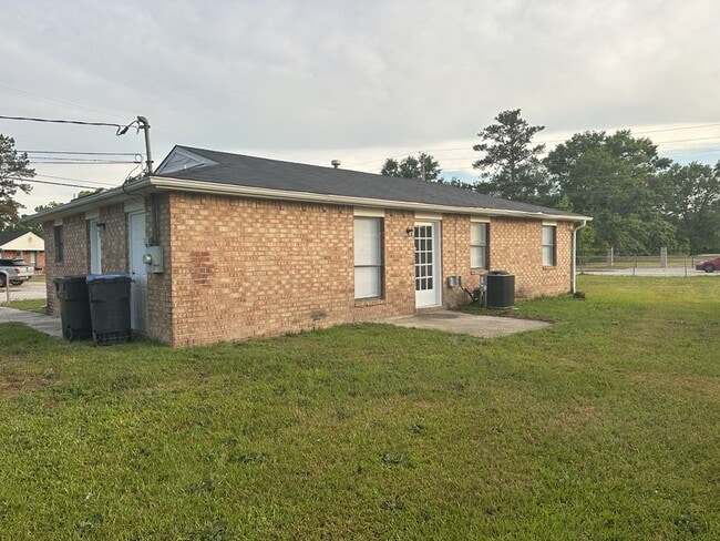 Building Photo - 3202 Gerald Dr E