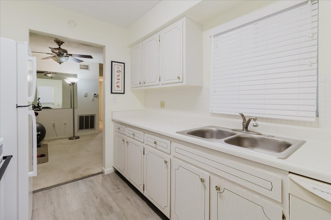 Building Photo - 2348 Shelley St