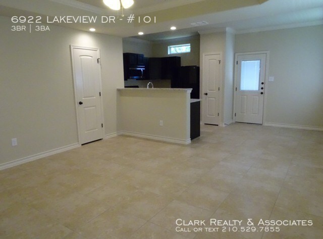 Building Photo - 6922 Lakeview