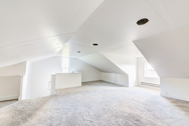 Building Photo - AVAILABLE NOW-  Spacious 3 bedroom with central a/c!
