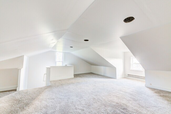 Foto del edificio - AVAILABLE NOW-  Spacious 3 bedroom with central a/c!