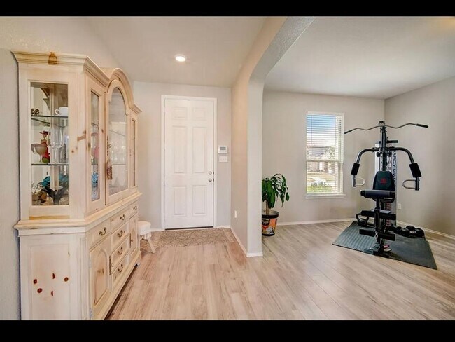 Foto del edificio - Spacious two story brick home near the hea...