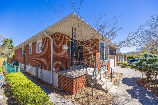 Building Photo - 942 Fletcher Valley Crescent