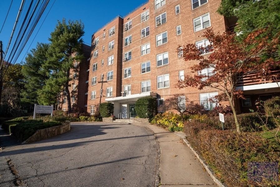 Primary Photo - 1111 Midland Ave