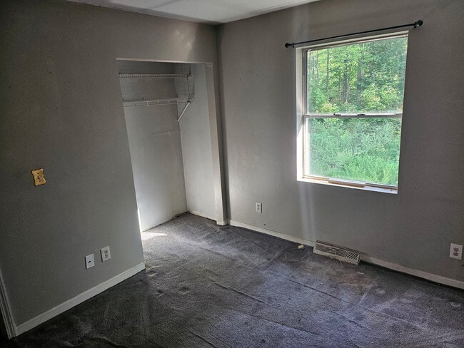 Building Photo - 21 Hickory Cir