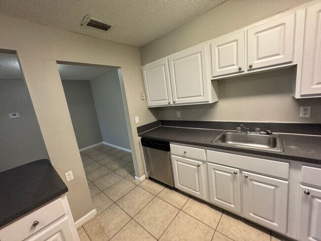 Building Photo - Spacious 2/1 Condo In The Carrington Park ...