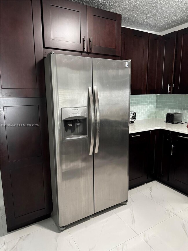 Foto del edificio - 1740 NE 56th St