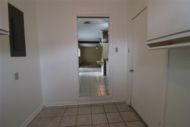 Building Photo - 2051 Crestridge St