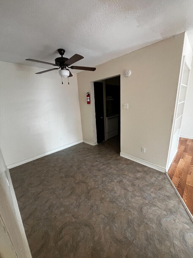 Building Photo - 5625 Antoine Dr