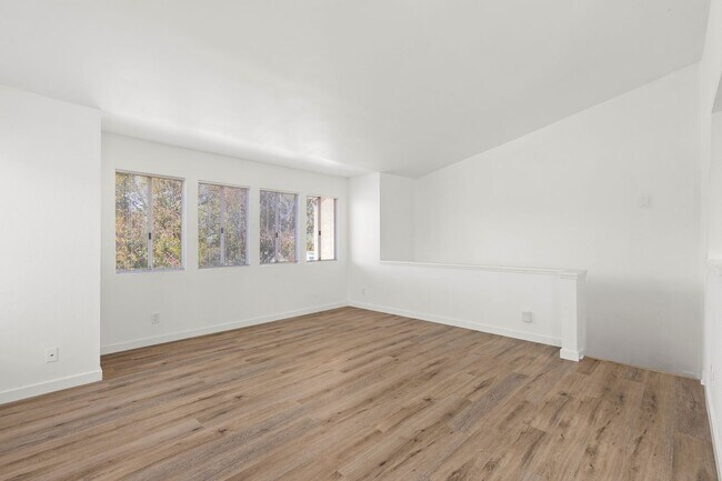 Foto del edificio - BRAND NEWLY RENOVATED 3BD/2BA Condo in the...
