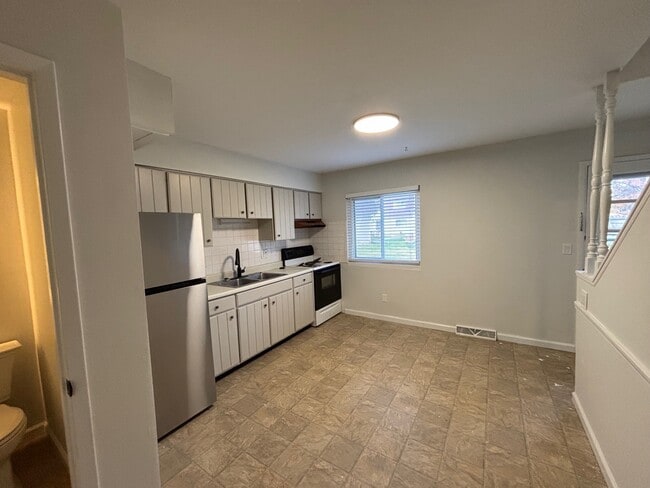 Building Photo - 2730 Center St