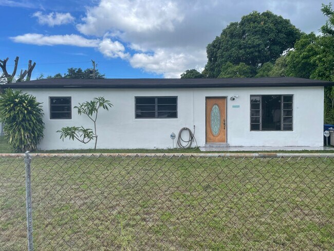 Building Photo - 1280 NE 209th Ter