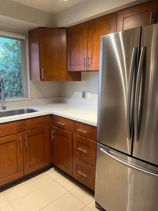 Foto del edificio - Spacious Fremont 2BR/1BA, split level with private balcony, recently remodeled kitchen!