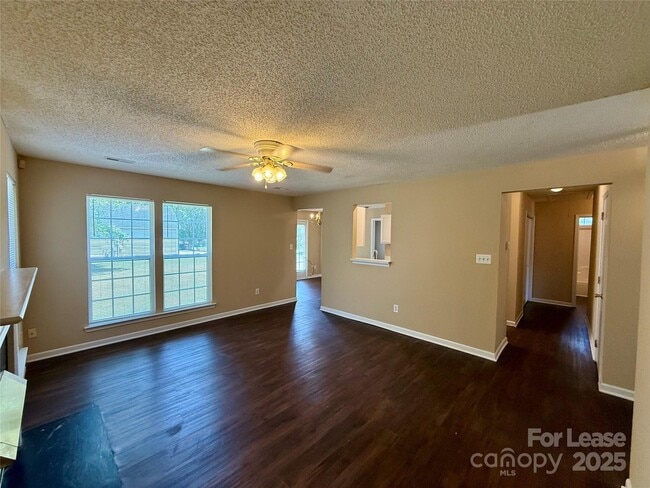 Building Photo - 7037 Breeders Cup Cir