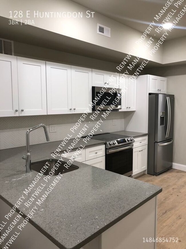 Building Photo - TWO Bi-Level Apartments  Each 3Beds 2Baths...