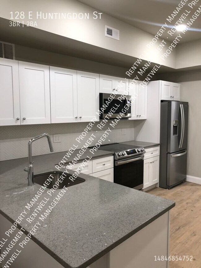 Foto del edificio - TWO Bi-Level Apartments  Each 3Beds 2Baths...