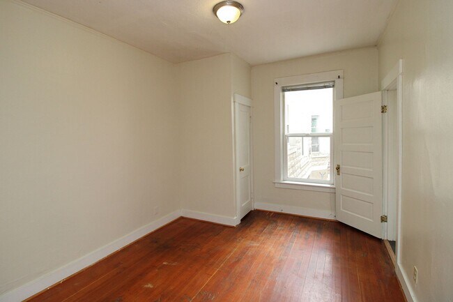 Foto del edificio - 8007-8015 N Denver Ave