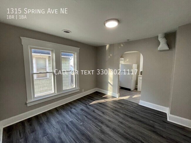 Foto del edificio - One bedroom one bathroom second level apar...