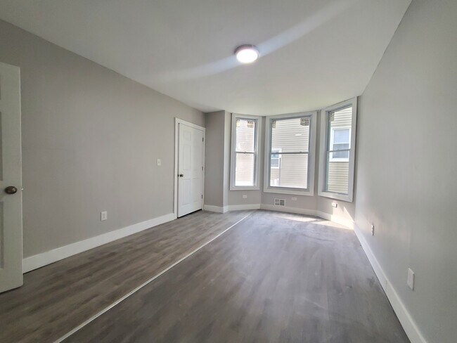 Building Photo - 146 S Clinton St