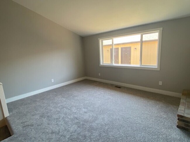 Building Photo - Fully remodeled westend 2 bedroom. 1 bath,...