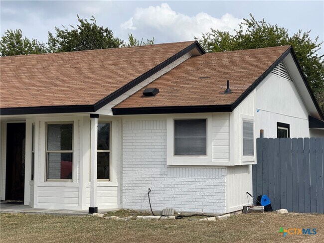 Foto del edificio - 3004 Panhandle Dr