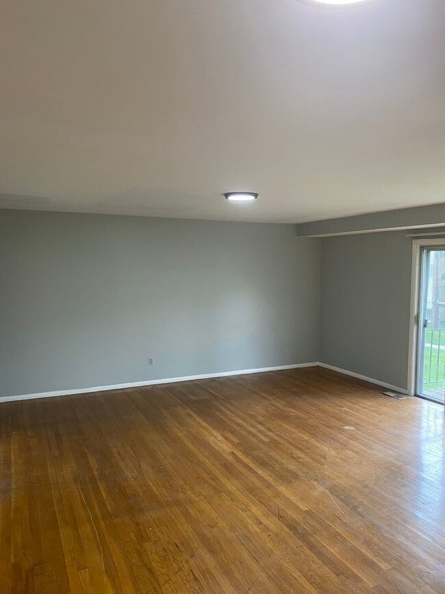 Building Photo - 1110 N Warwick Ave