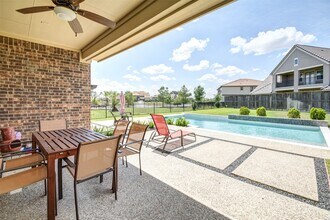 Building Photo - 25710 Oakwood Knoll Dr