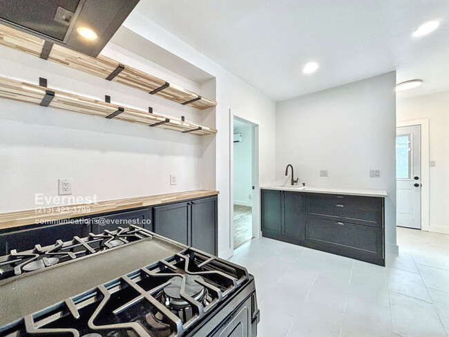 Building Photo - Lovely 2-Bedroom Duplex with Modern Comfor...