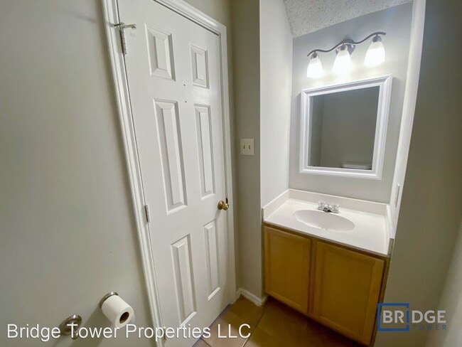 Building Photo - 4 br, 2.5 bath House - 8202 Chestnut Manor...