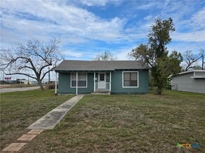 Building Photo - 702 Anaqua Ave