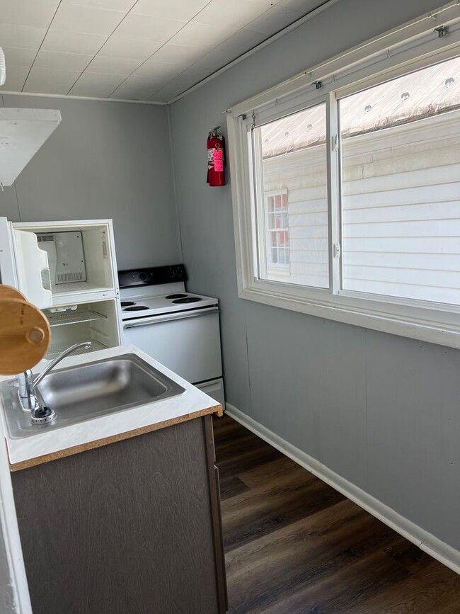 Building Photo - 2 Bedrooms, 1 Bath - 2nd Story - Available...