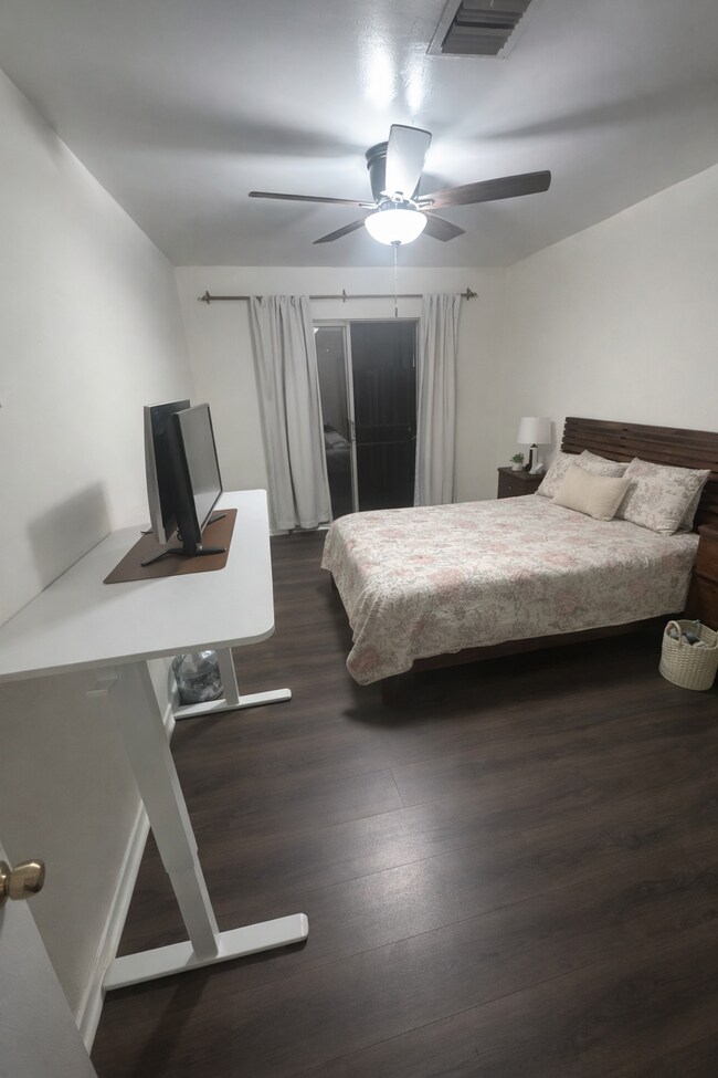 Building Photo - 150 W 49th St