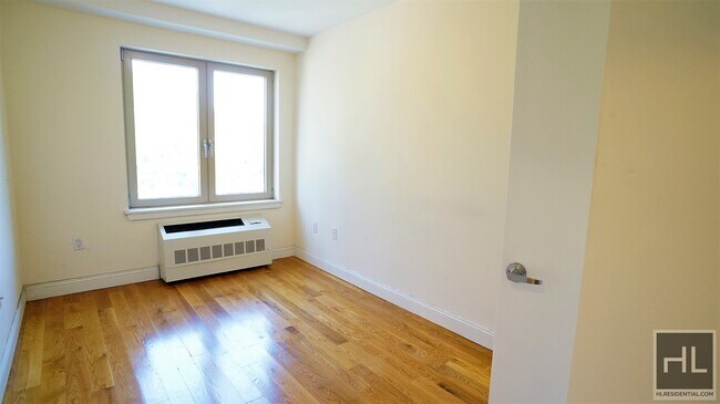 Foto del edificio - BEAUTIFUL 1 LARGE BEDROOM/ LARGE PRIVATE  ...