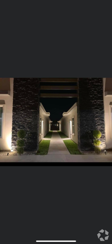 Building Photo - 904 E la Cantera Ave