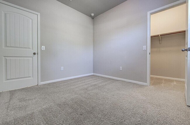 Foto del edificio - 6705 Loretta White Ln