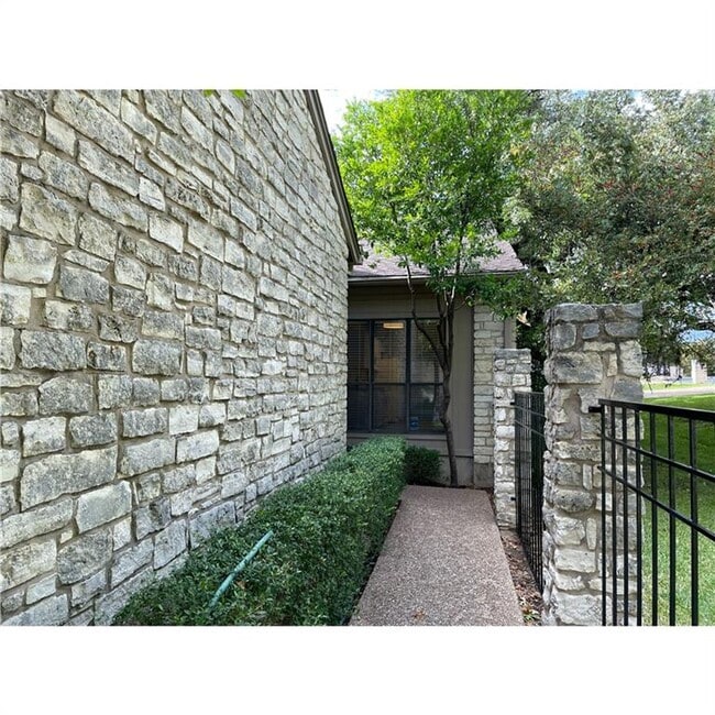 Building Photo - 8006 Raintree Pl