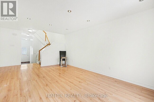 Building Photo - 13 Villandry St