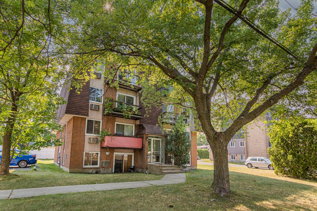 Building Photo - 1030-1036 Boul De Montarville