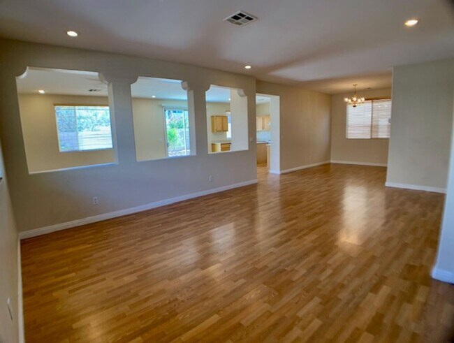 Foto del edificio - 9679 Ridgebluff Ave