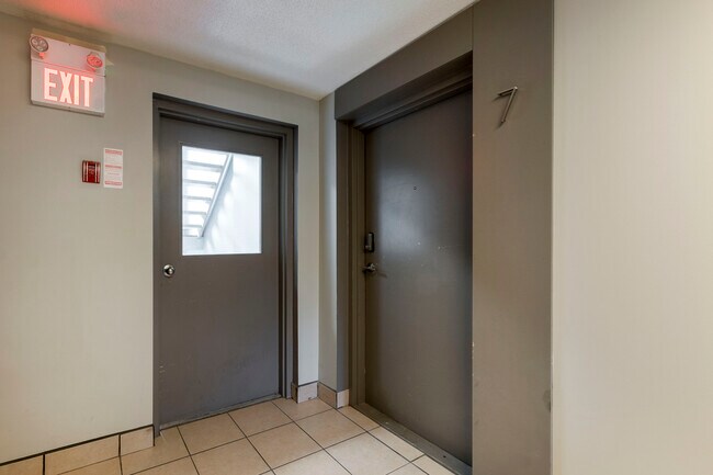 Photo du bâtiment - 647 Victoria St S