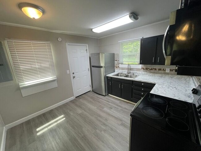 Building Photo - Lovely 3-Bedroom Home in a Great Location ...